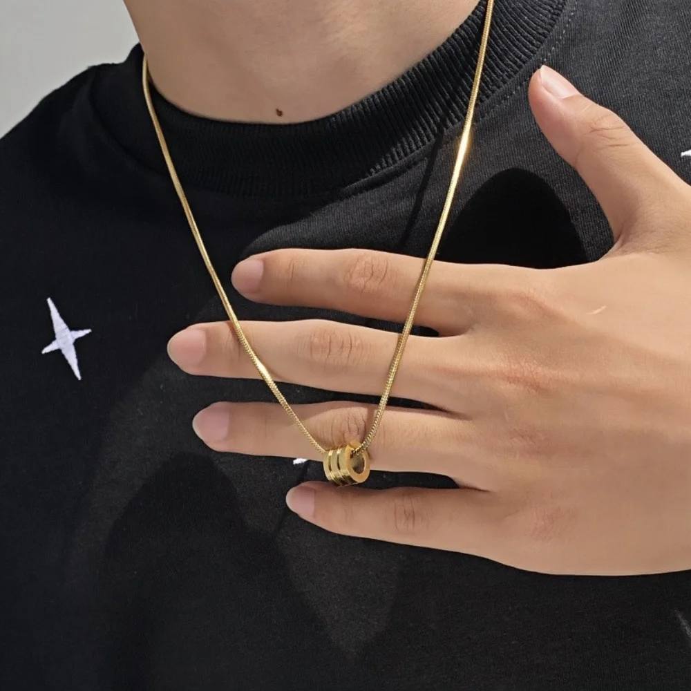 Schlichtes Design, zylindrische Form, Anhänger-Halskette, Retro-Stil für Männer, goldfarbene Edelstahl-Schlangenkette, Schmuck, Hip-Hop-Accessoires – Detail 3