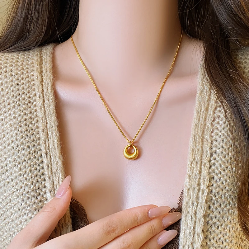 Retro Sandgoldfarbene Matte Runde Anhänger-Halskette für Damen und Herren Sommer 2026 Trendiger Schmuck Schlüsselbeinkette Accessoire – Detail 12