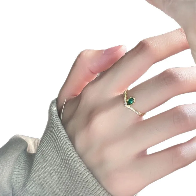 خاتم قطرة الماء الذهبي الرائع والأنيق من القرون الوسطى الفرنسية بتصميم متخصص أنيق وخفيف الوزن وحلقة على شكل حرف V فاخرة