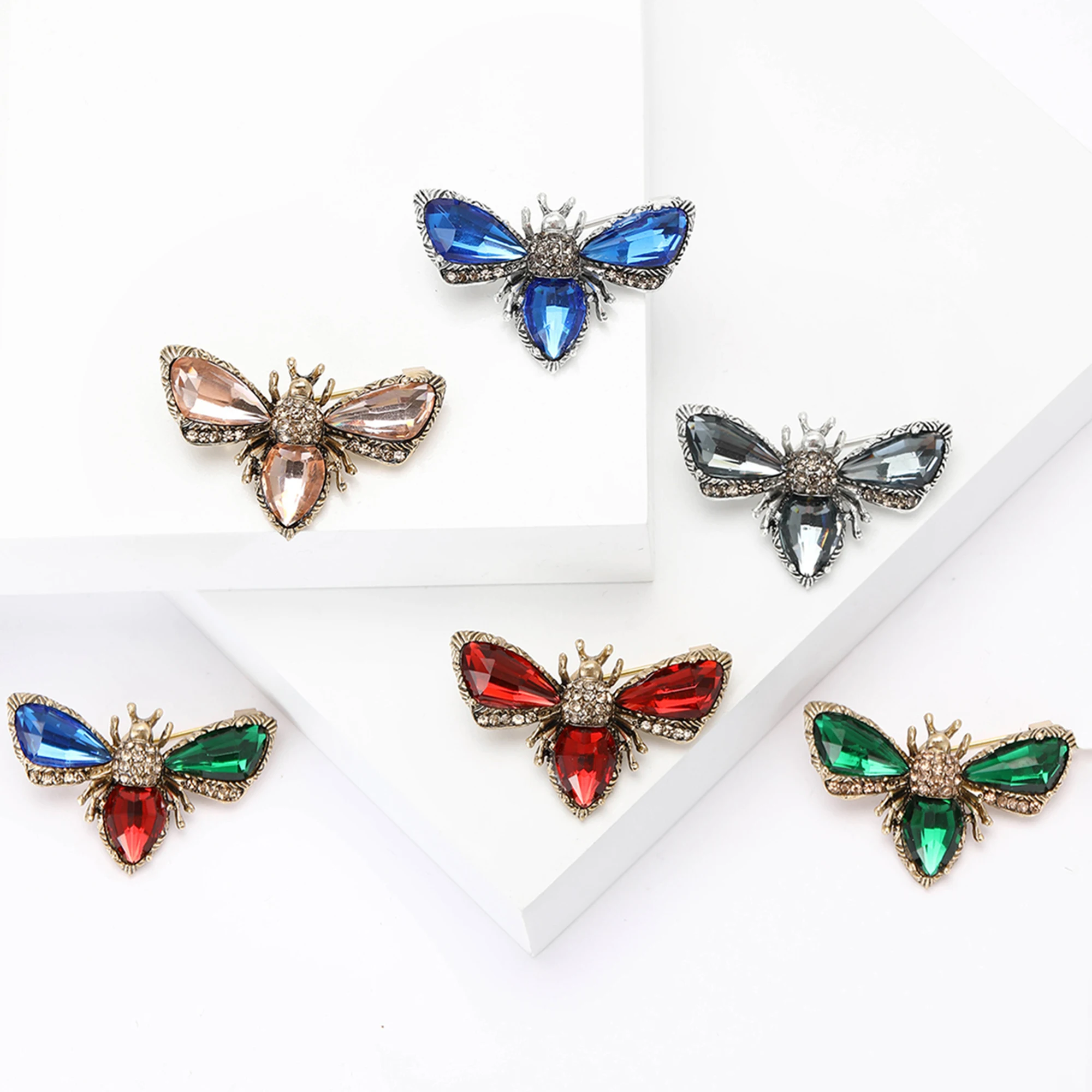 Stylish Luxury Glass Bee Brooches for Women Unisex Rhinestone Insect Pins Event Party Backpack Decoration Clothes Accessories