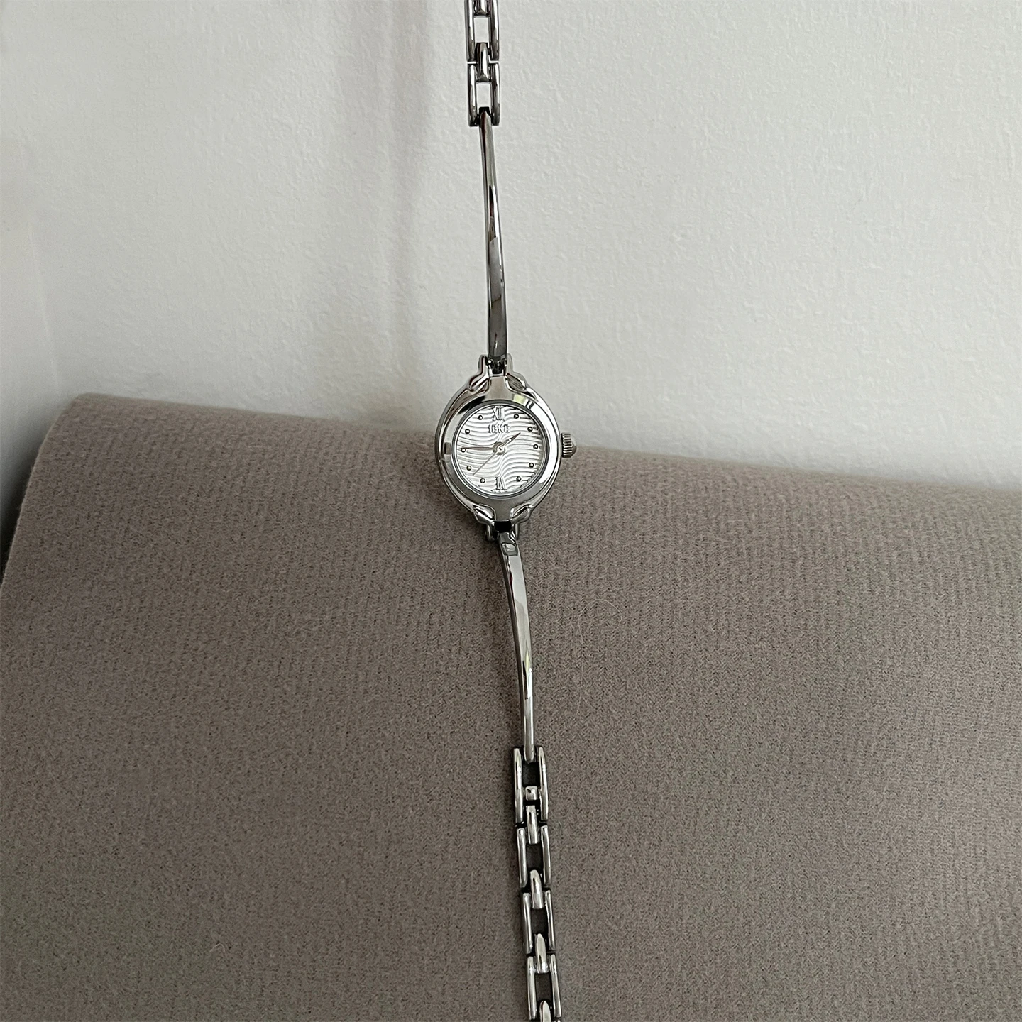 ساعة سلسلة حساسة جديدة للنساء، تصميم بسيط ومتعدد الاستخدامات، ساعة كوارتز على شكل سوار، ساعة يد نسائية.