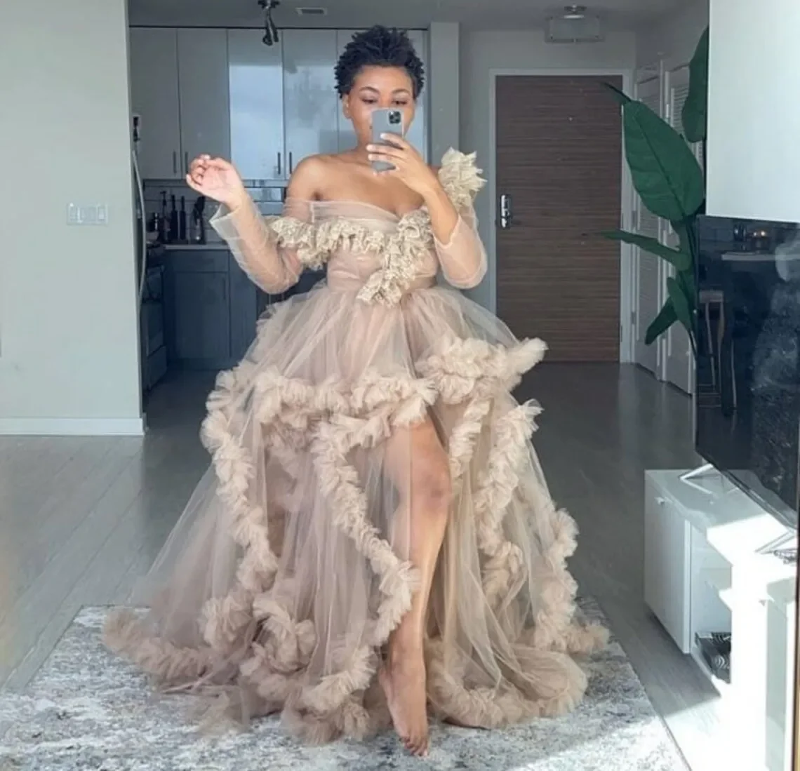 Mother and Kids Fluffy Tulle Dress Off Shoulder Split Ruffles Long Dress Mommy and Me Birthday Party Prom Gowns for Photo Shoot