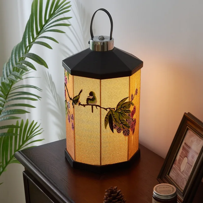 Retro Embroidery White Fabric Wireless Charge Table Lamps Portable Living Room Bedroom Restaurant Tea Hose Atmosphere Desk Light
