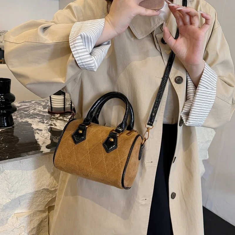 

Women's Fashionable Tote Bag Made Of Premium Leather Featuring Paris Classic Details And Embroidered Detail​