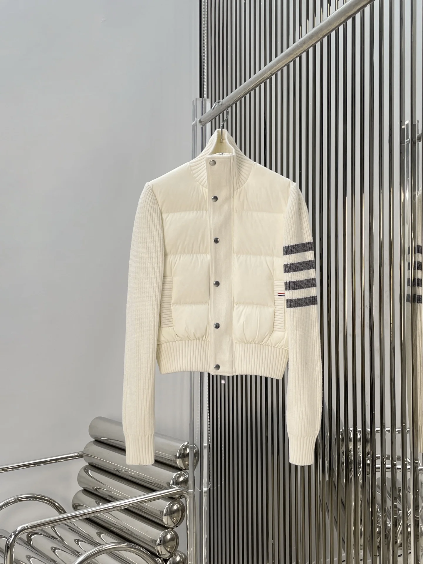 

Утепленная женская куртка Slim Fit с коротким рукавом, воротником-стойкой и вставками, в стиле колледж, модная новинка