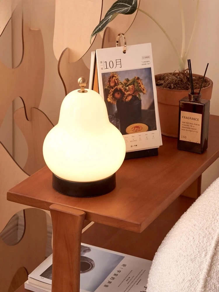 

Medieval French cream wind pear desk lamp study lamp bedroom bedside lamp Internet celebrity atmosphere charging touch