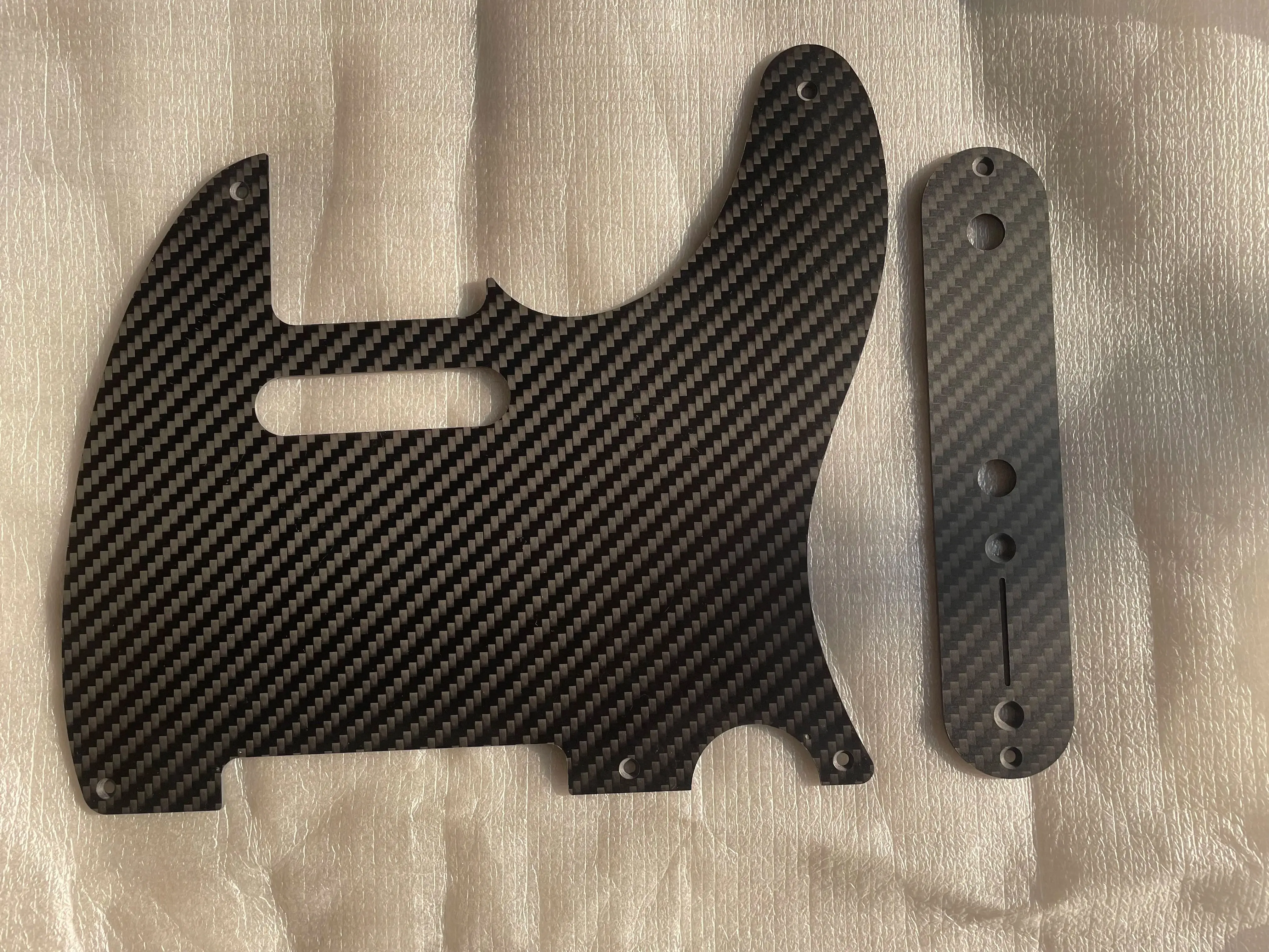 A Set of Electric Guitar Pickguard Real Carbon Fiber Pickguard Control Plate with Screws for T L Guitarra in High Quality