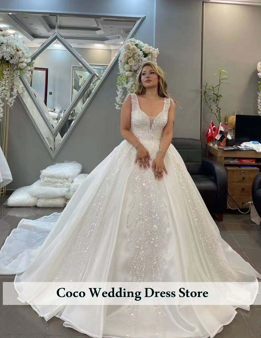 

Customized Luxury Lace Ball gown Wedding Dress Sequined Ball Gown Bridal Robe De Mariee Lace Pearls Vestido De Noiva