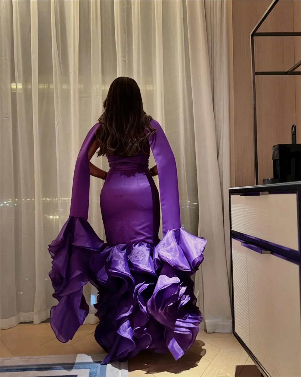 Vestido de noite personalizado, arábia saudita, formal, sem alças, trompete, comprimento até o chão, saias dobráveis em camadas, abraçando, sem mangas, contornos