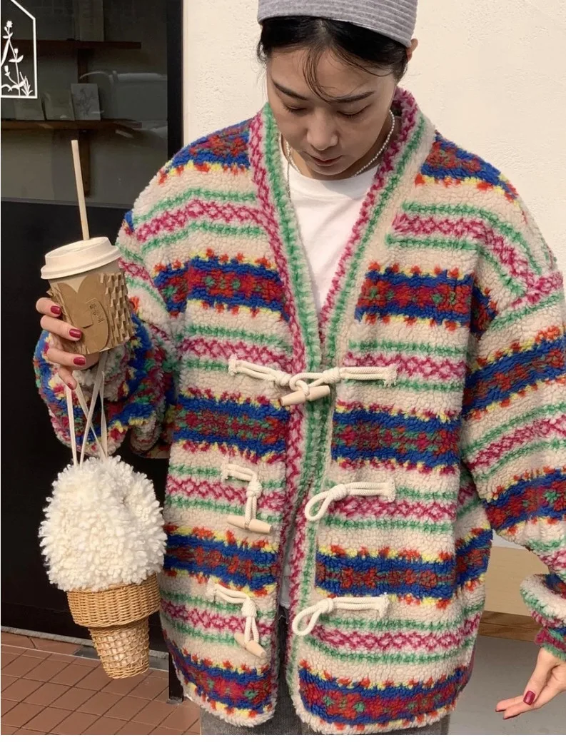 เสื้อโค้ทผ้าฝ้ายสไตล์ลำลองสำหรับผู้หญิง รุ่นใหม่ล่าสุดสำหรับฤดูหนาว ตกแต่งด้วยกระดุมเก๋ไก๋ ผลิตโดยผู้ผลิตชาวจีน