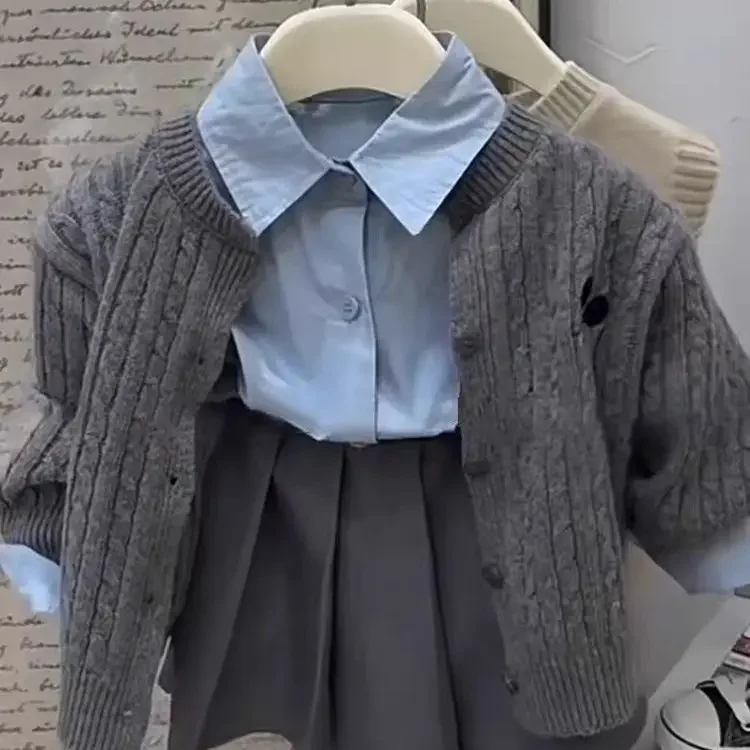 Conjunto de tres piezas a la moda para niña, cárdigan de punto, camisa, falda plisada, primavera y otoño, novedad de 2024