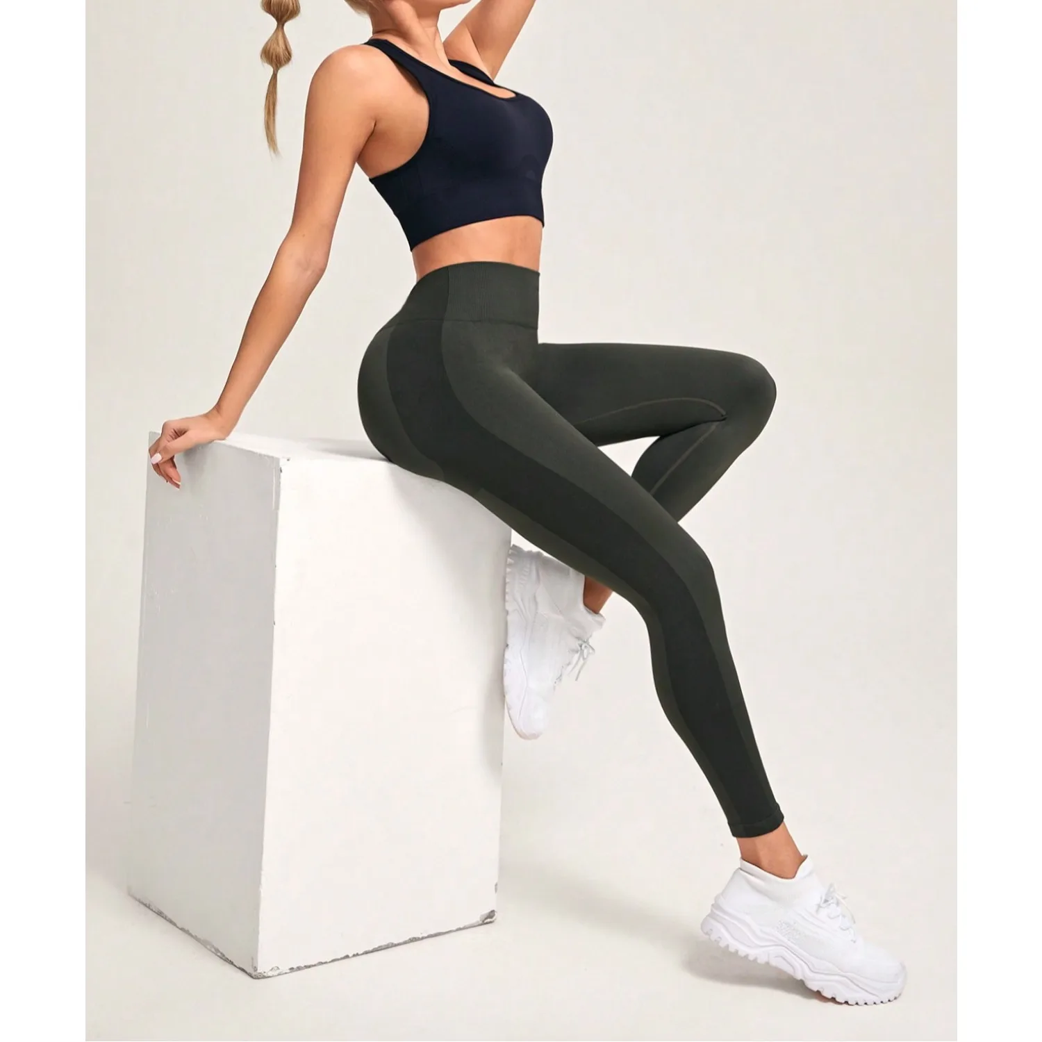 Nuovi pantaloni sportivi in tinta unita da donna senza cuciture Vita alta sexy Pantaloni da yoga in maglia attillata all'anca color pesca Leggings da yoga per esercizi da palestra