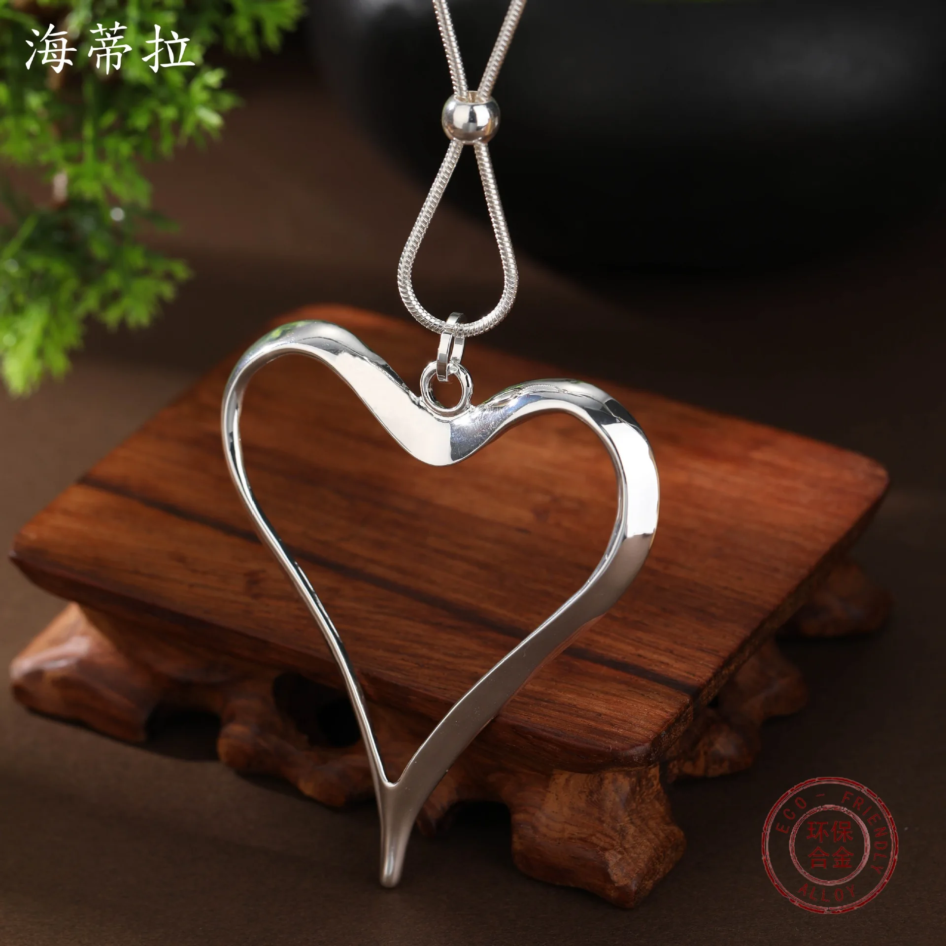 Jewelry DIY accessories new hollow exaggerated love long necklace, women's creative hollow heart-shaped versatile long pendant w