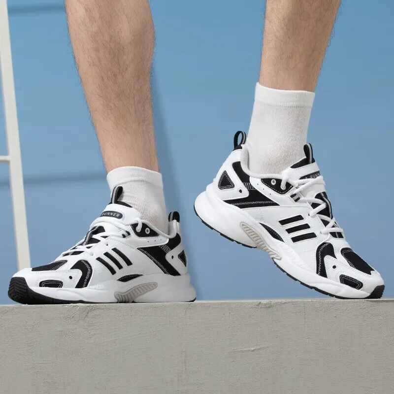 

Adidas Retro — вдохновленные черными и белыми кроссовками на массивной подошве — стильные и удобные для повседневной носки