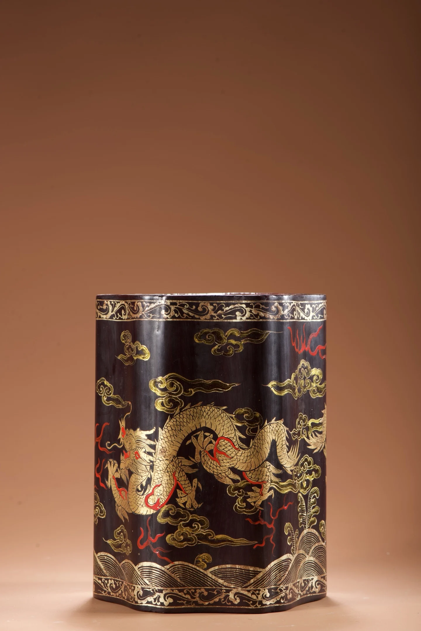 Collection Old wood Lacquerware Outline in gold dragon pattern Hexagonal flower mouth pen holder Wenfang screen