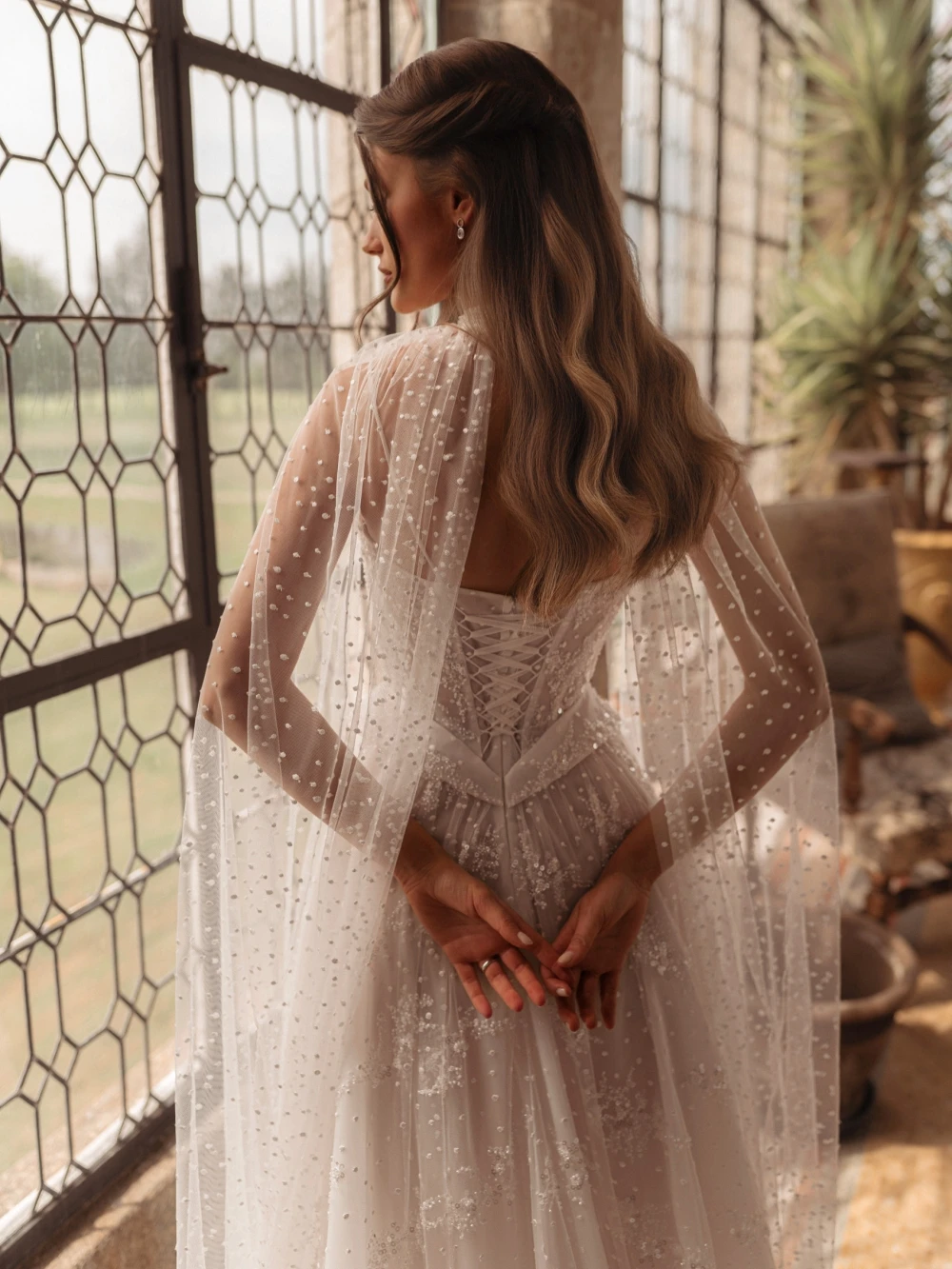 ประณีตลูกปัด A-Line ลูกไม้ชุดแต่งงานยาว Cape Sweetheart คอชุดเจ้าสาวที่กําหนดเอง Charming ชุดสําหรับเจ้าสาว