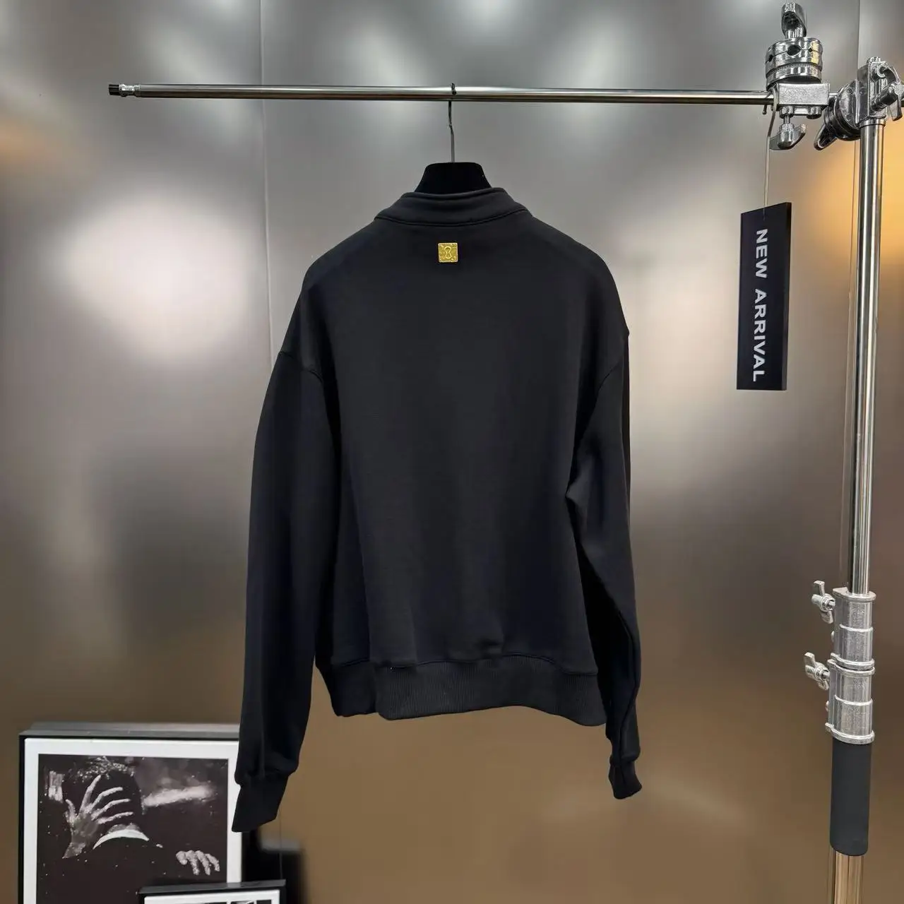 2025 Otoño Estilo francés Sudadera con capucha ajustada con botones de metal de hoja Cuello alto con media cremallera