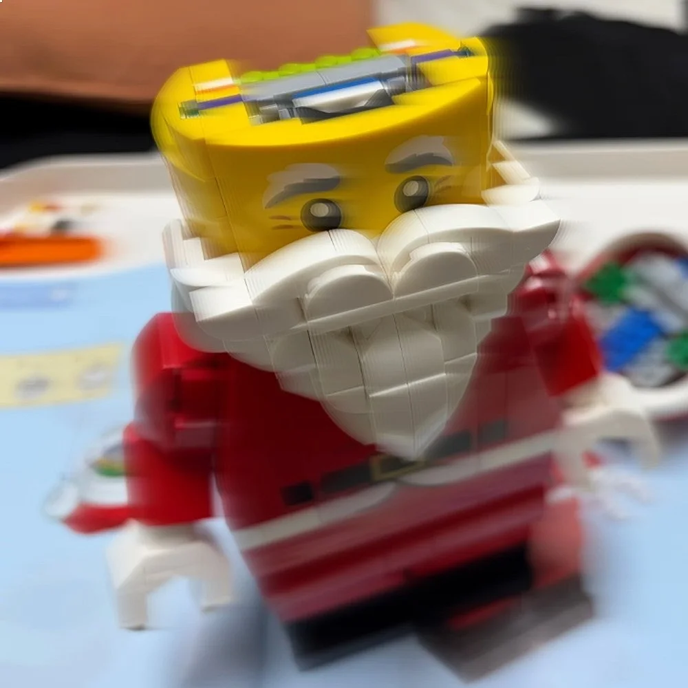 赤いスーツを着たサンタクロースの組み立てブロック、展示用モデル。大人の友人へのクリエイティブなクリスマスギフトや玩具として最適。