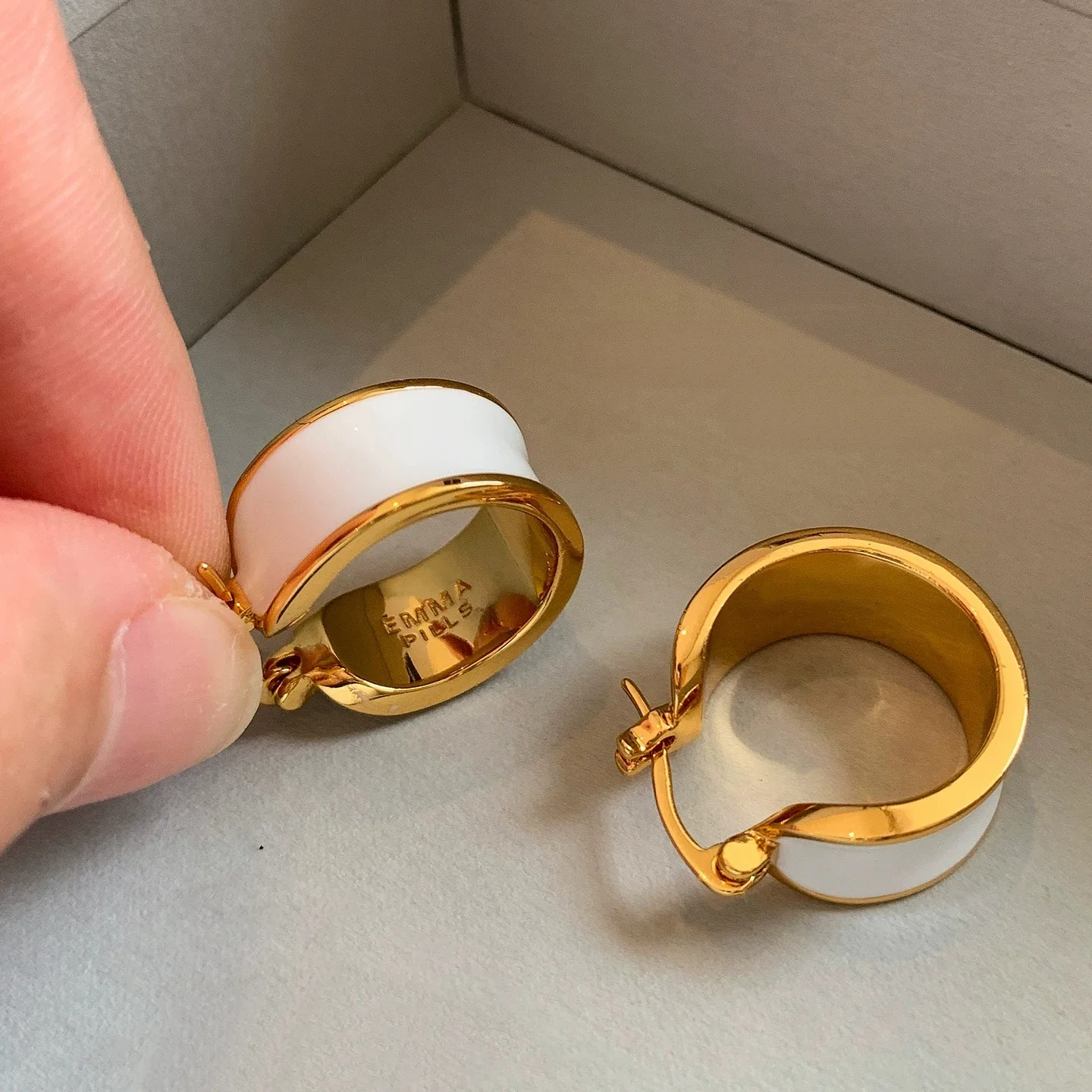 Vintage Fashion White Enamel Hoop Earrings for Women Light Luxury Niche Unique Exquisite High‑End Daily All-match Ear Jewelry