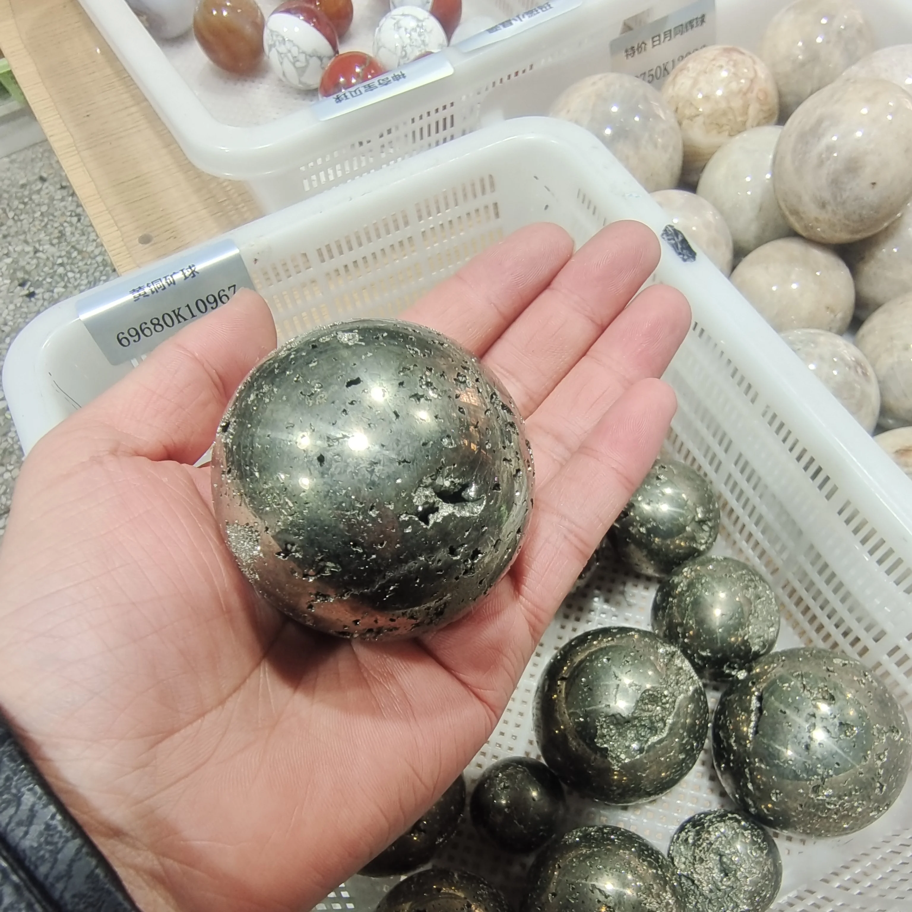 40-90mm Natural Gemstone Pyrite Crystal Reiki Healing Sphere Hand Massage Ball Feng Shui Home Decoration With Stand (1pcs)