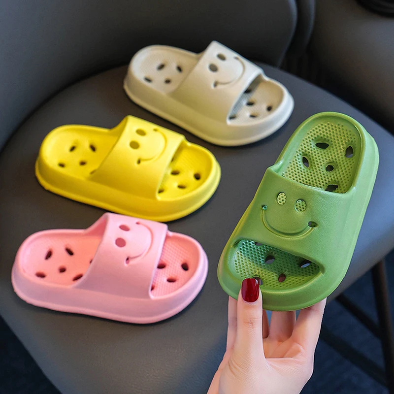 New Summer Aged 4-16 Children Slippers Cute Water Leak Fast Dry Sandals For Girl Boys Bathe Flip Flops Non-Slip Home Kids Shoes