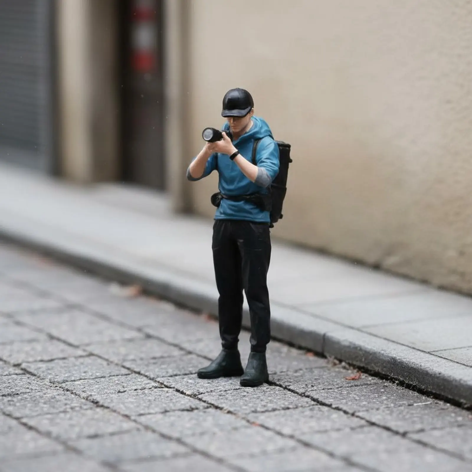 Resin Man Figurine with Camera Lifelike Features 1:64 Scale Photographer Figure Photographer Figurine High Accuracy for Dioramas
