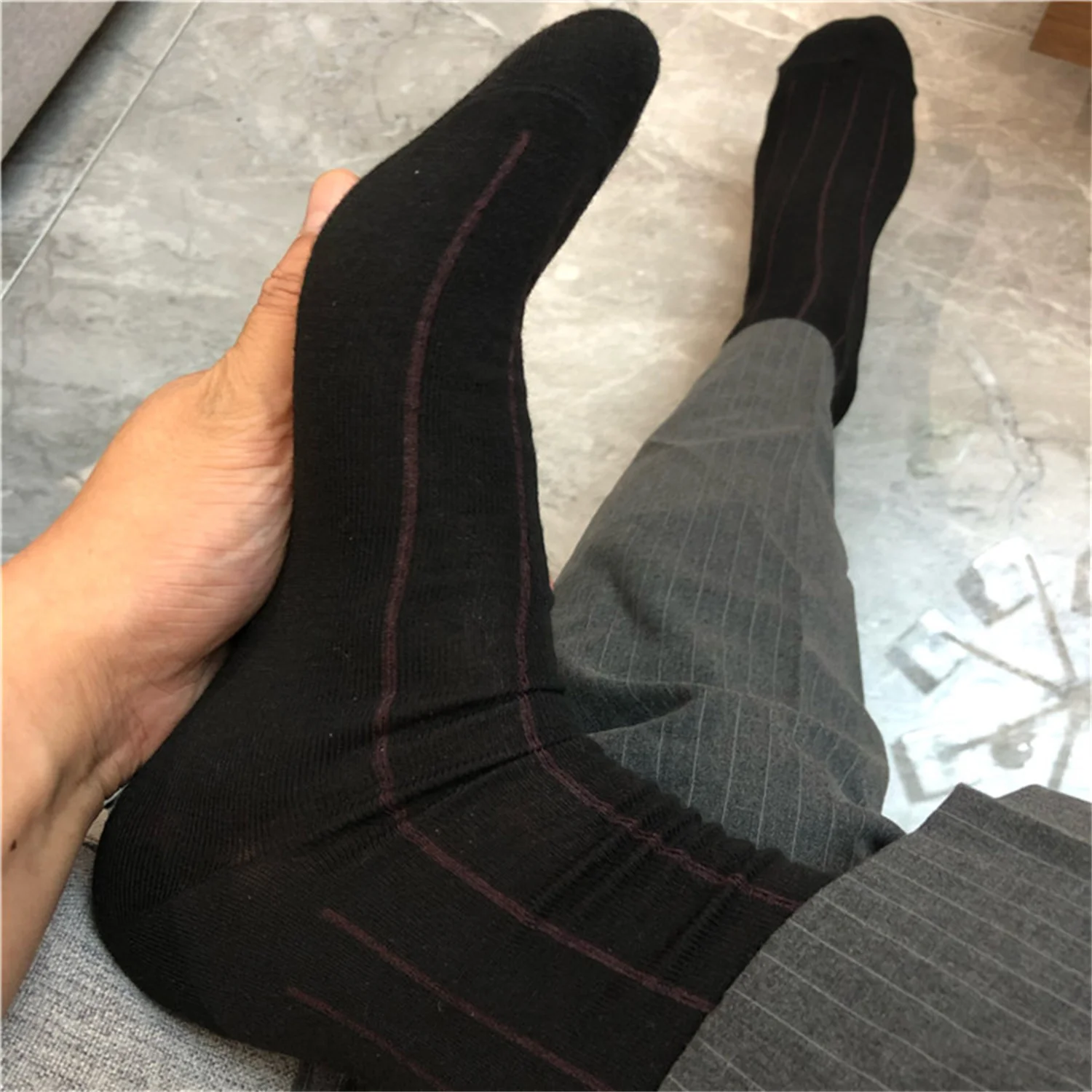 Coole Baumwollsocken, atmungsaktive Socken, schönes erfolgreiches Herren-Outfit, Business-Stil, reichhaltiger Mann, feine Kleidersocken, kurze Socken für den Alltag