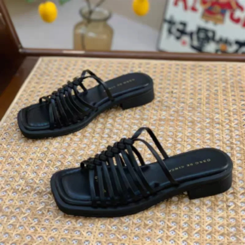 

2025 летние новые модные верхние тапочки с квадратным носком, простые и универсальные женские сандалии