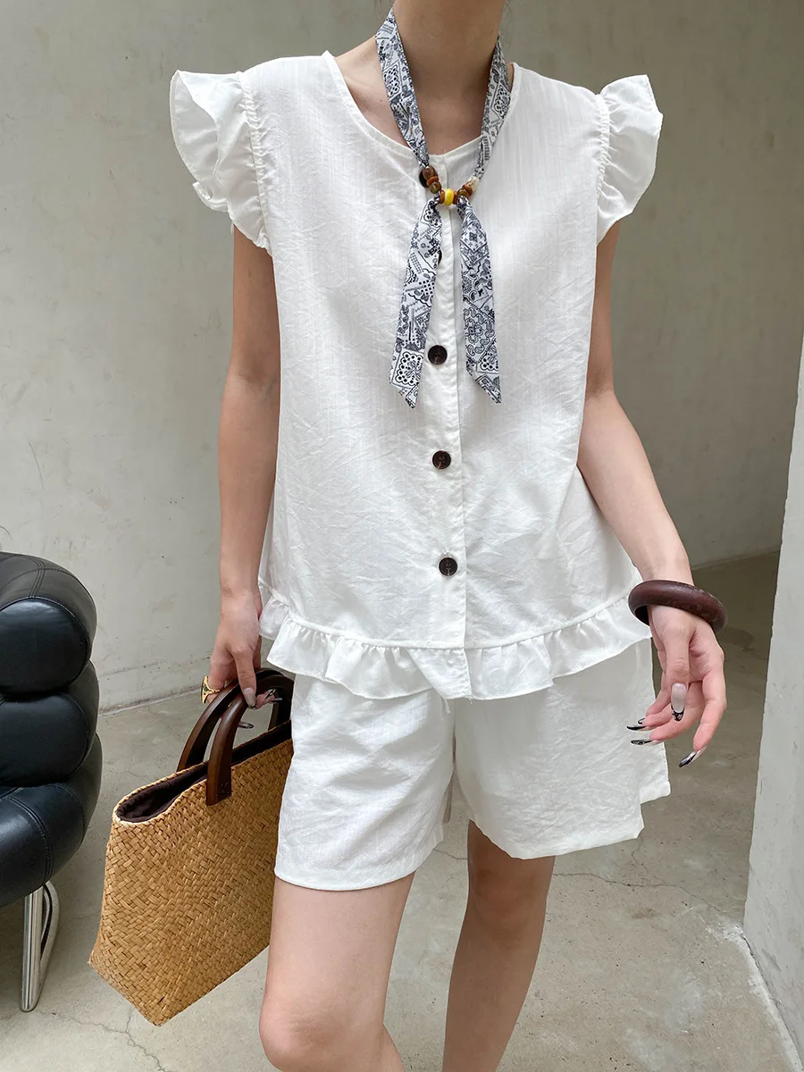 Sommerliches Damen-Set: Einfarbiges, ärmelloses Shirt mit Fungus-Edge-Details und kurzen Ärmeln sowie Shorts mit Kordelzug. – Detail 19