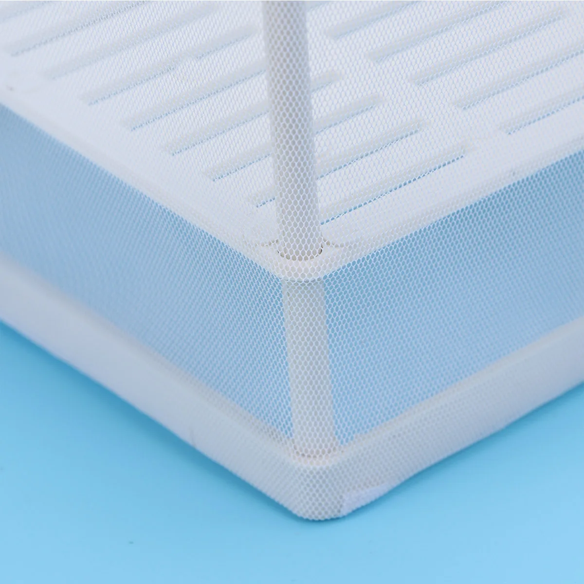 

Aquarium Net Hatchery 26x15x18cm with Suction Cups for Fish Breeding Separating Aggressive and Fry Isolation Mesh