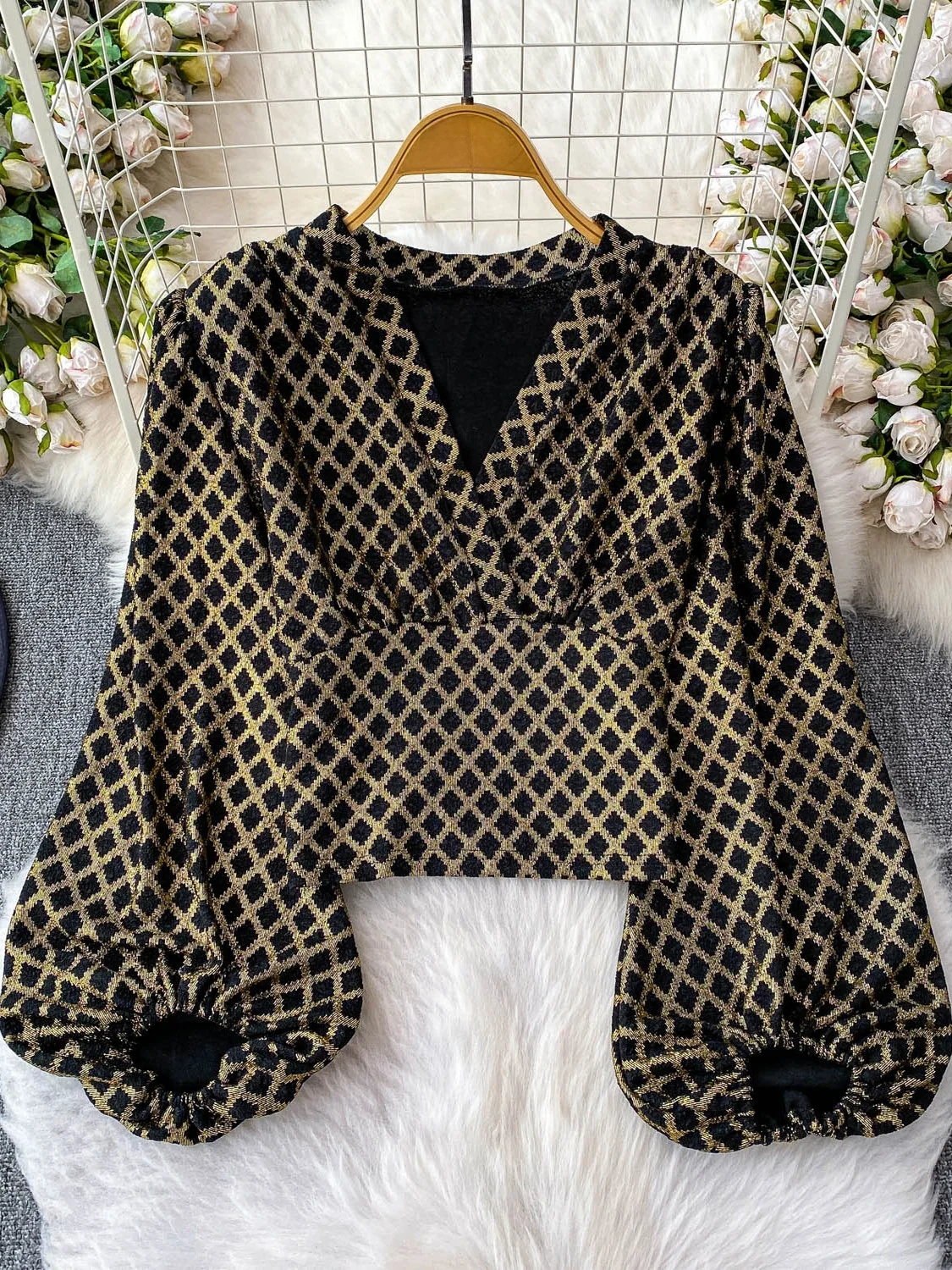 

iny Silk oulder Pad T-irt Women's Slimming ort Cross V-ne Autumn Winter Commute Sle Korean Version Creative Pattern
