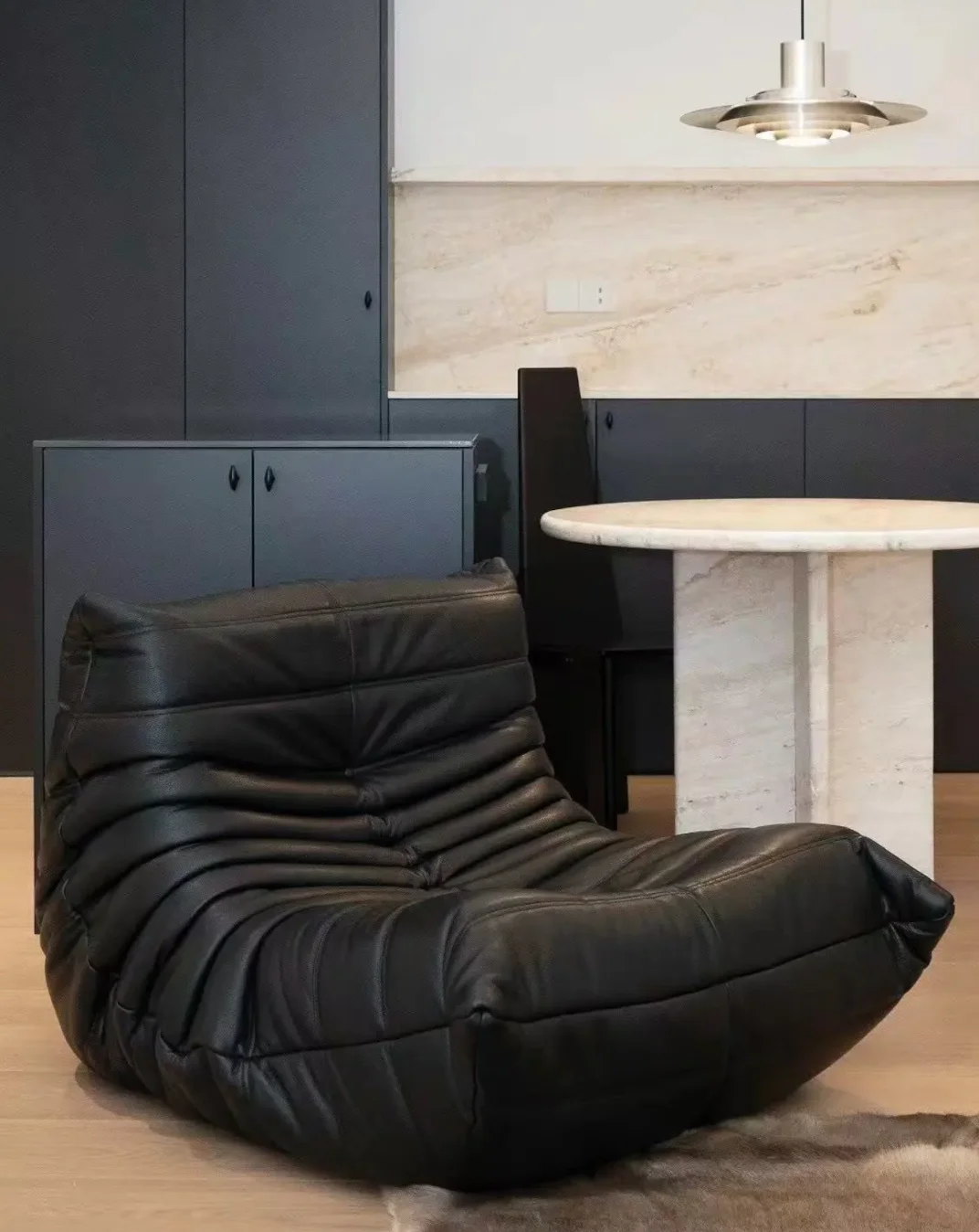 

Leather sofa, fashionable texture, super good tactile effect, high-end and atmospheric display.