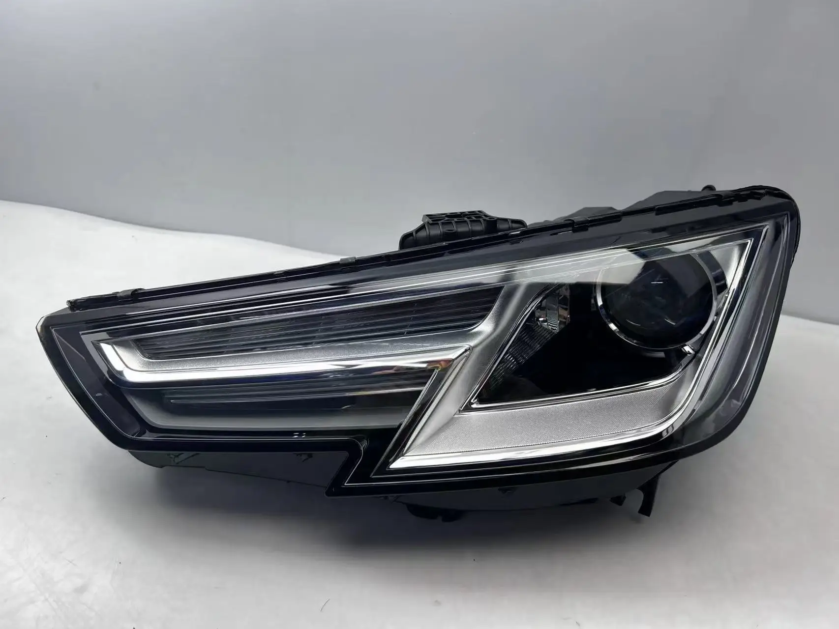 

Для Audi A4 B10 2016-2019 оригинальные ксеноновые фары высокого качества автомобильные аксессуары прямые продажи с фабрики фары