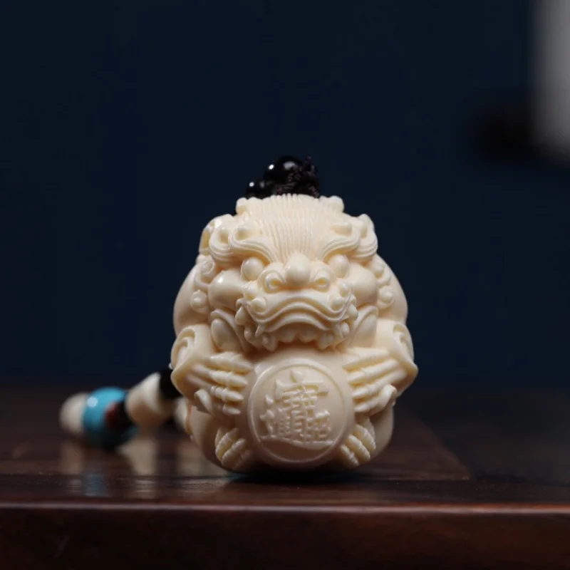 Factory Direct Supply Ivory Nut Carved Pivoting Ball Hand Pieces Crafts Pendant Hanging Ornament Amass Fortunes Car Pendant