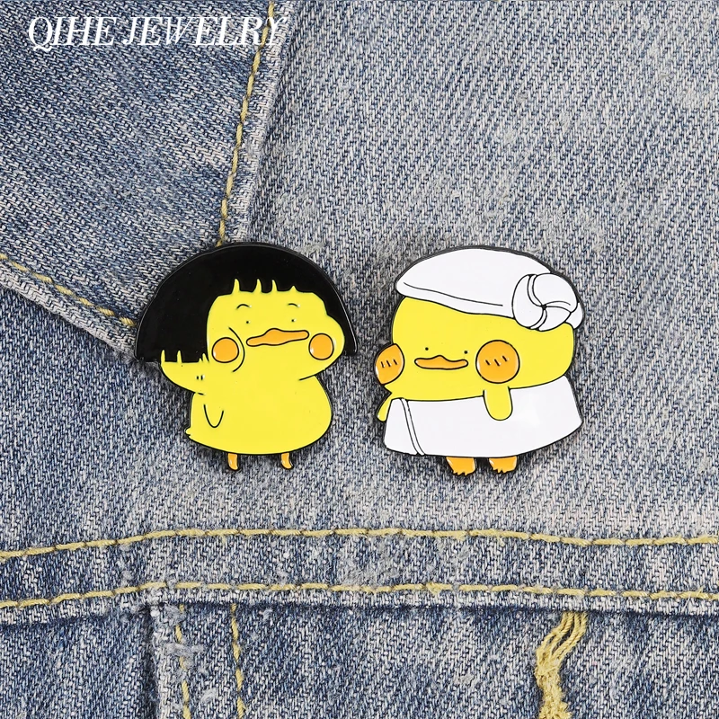 Niedliche Gelbe Enten-Paar Emaille-Anstecknadeln Ente mit Bob-Perücke und Bademantel Enten-Design Broschen Revers-Abzeichen Schmuck Valentinstag-Geschenke