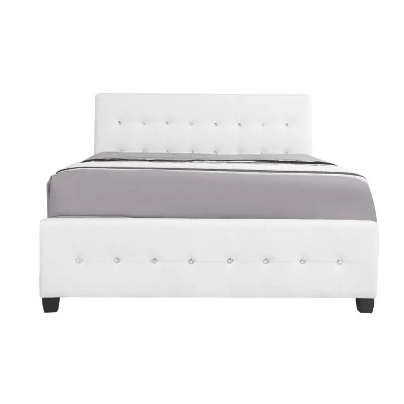 Cama king branca elegante em estilo transicional