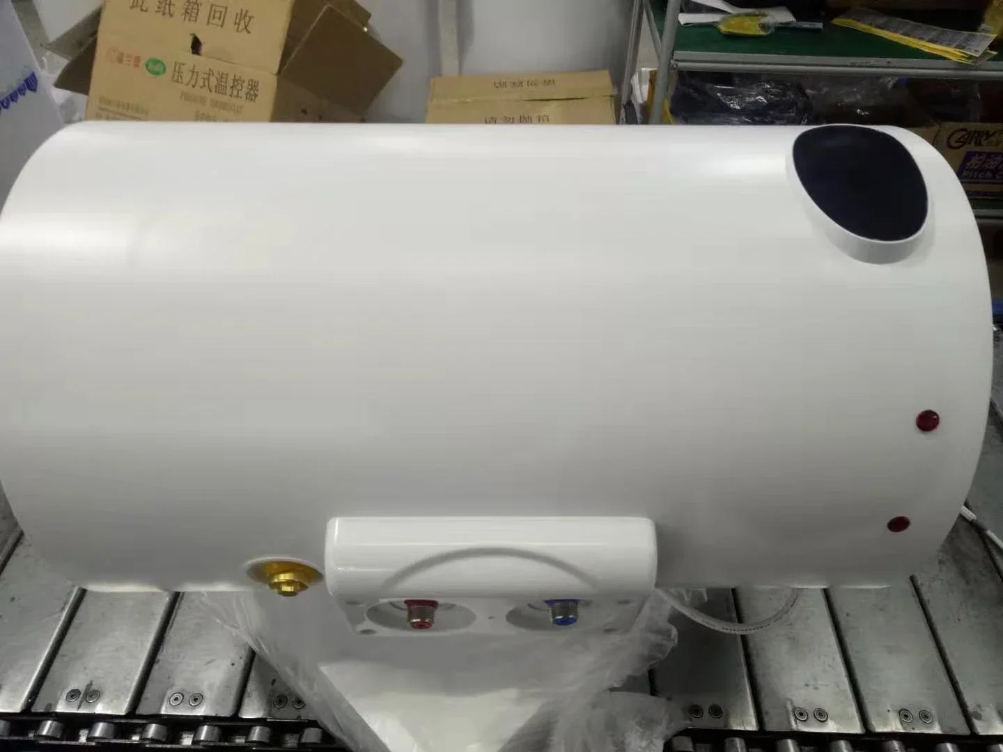 中国OEM工場製 家庭用100L DCソーラーPV給湯器 エナメルコーティングタンク付き