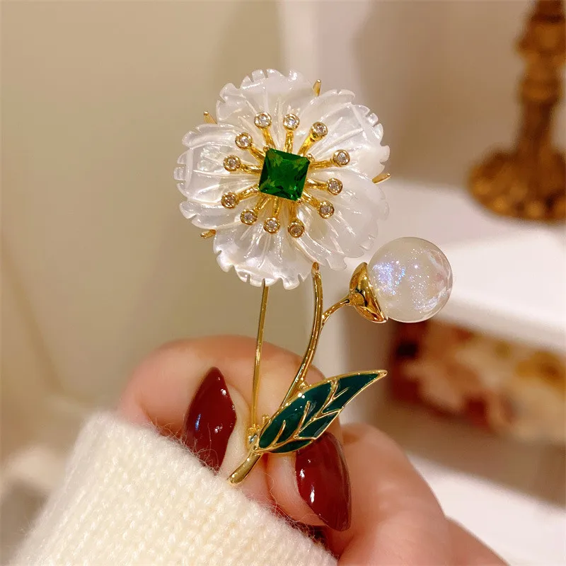 

CC Elegant Pins Natural Shell Flower Shape Corsage Imitation Emerald Korea Style Brooches Temperament Sweater Pin Jewelry B355