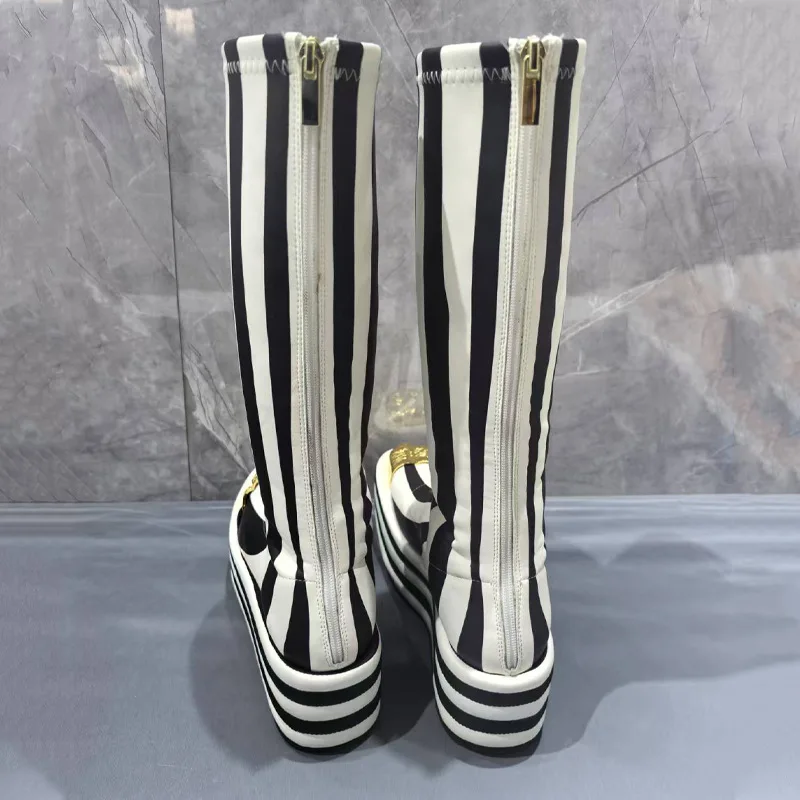 أحذية نسائية إبداعية بخمسة أصابع مخططة للسيدات من جلد الغنم ونعل سميك وسحاب مقاوم للماء وخياطة بتصميم مرن