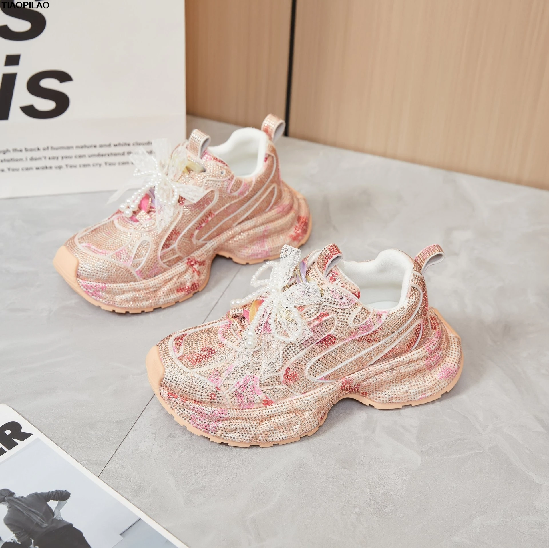 مصمم منصة كريستال المرأة أحذية مكتنزة ربيع الخريف عارضة اللؤلؤ سميكة سوليد السيدات أحذية رياضية عالية الجودة أحذية نسائية