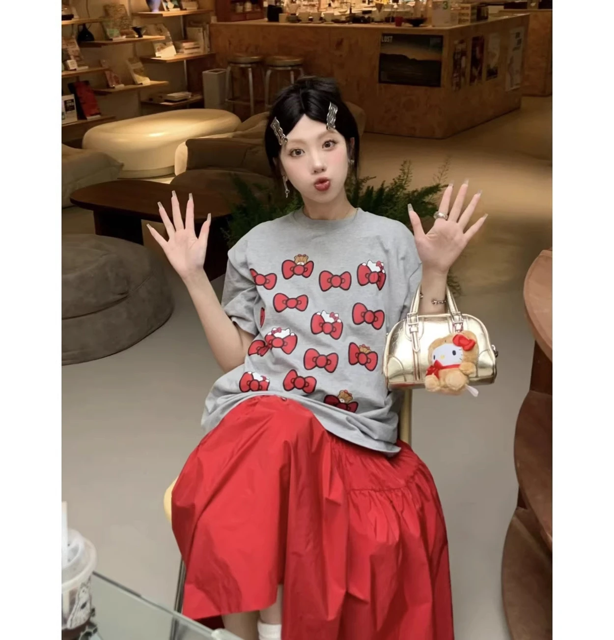 

Летняя футболка оверсайз Hello Kitty 2026 года, высококачественная, 100% хлопок, с красным бантом и принтом по всей поверхности, унисекс, в стиле ретро Y2K, для взрослых и детей