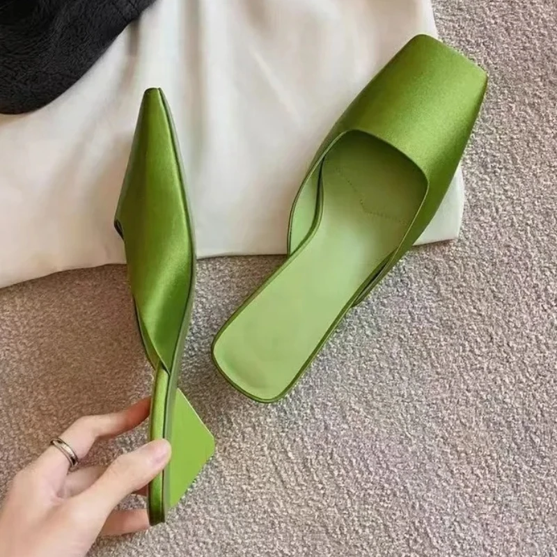 

Модные атласные женские сабо на каблуке, летние пикантные сандалии с квадратным носком, странные шлепанцы на низком каблуке, элегантные удобные модельные тапочки