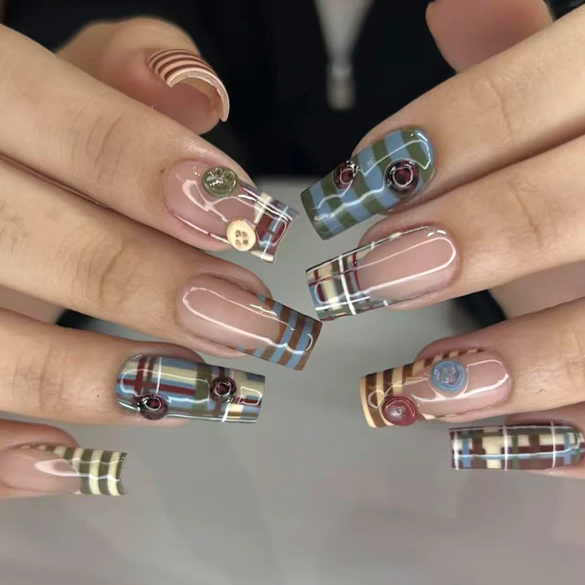 24개 빈티지 프렌치 스타일 스트라이프 프레스온 네일 만화 무당벌레 버튼 디자인 관 모양 인조 손톱 블루 브라운 체크무늬 가짜 손톱