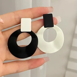 Asymmetrische hohle runde Ohrringe schwarz weiß Kontrast farben Kreis Tropfen Ohrringe Frauen einfache Geometrie Aussage Schmuck