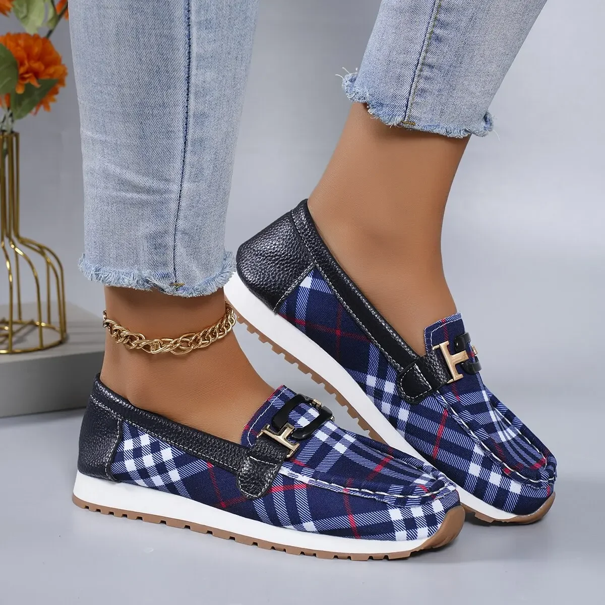 

Spring and Autumn Fashionable Metal Decoration Color Matching Comfortable Casual Lightweight Sports Flat Shoes New Women's Shoes