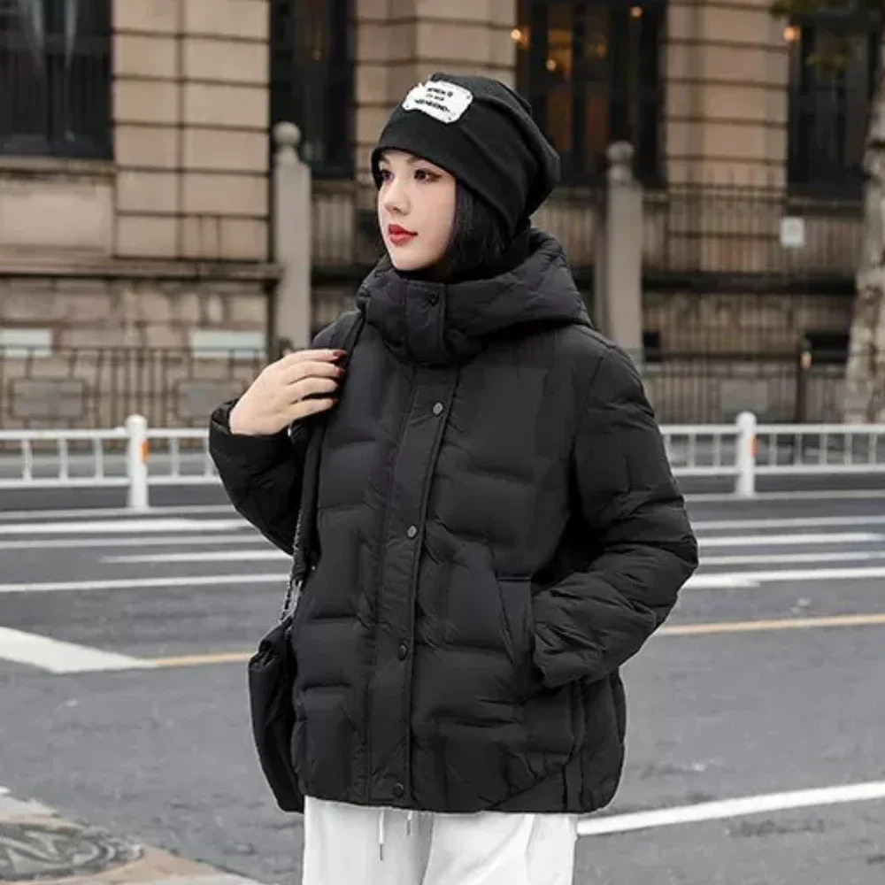 سترة خفيفة للنساء دافئة 2025 شتاء فضفاض قصير 90% الأبيض بطة أسفل معطف الخريف مقنعين أبلى موضة سترة منفوخة سيدة
