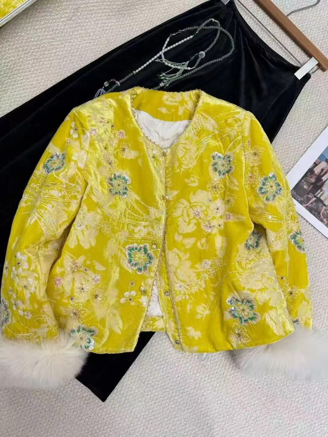 ملابس نسائية جديدة على الطراز الصيني لشتاء 2025 سترة عصرية ودافئة مع تطريز مطرز بأكمام طويلة من فرو الثعلب