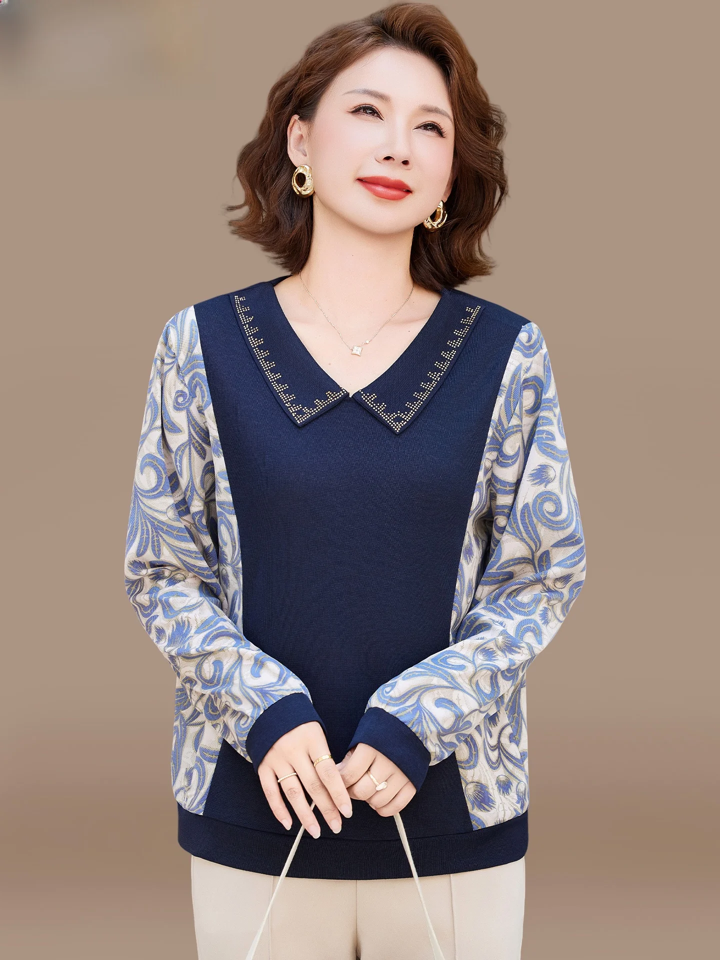 

Модная женская базовая футболка с длинным рукавом для среднего возраста, осенняя одежда, элегантный брендовый топ, удобный, из полиэфирного волокна, с V-образным вырезом.