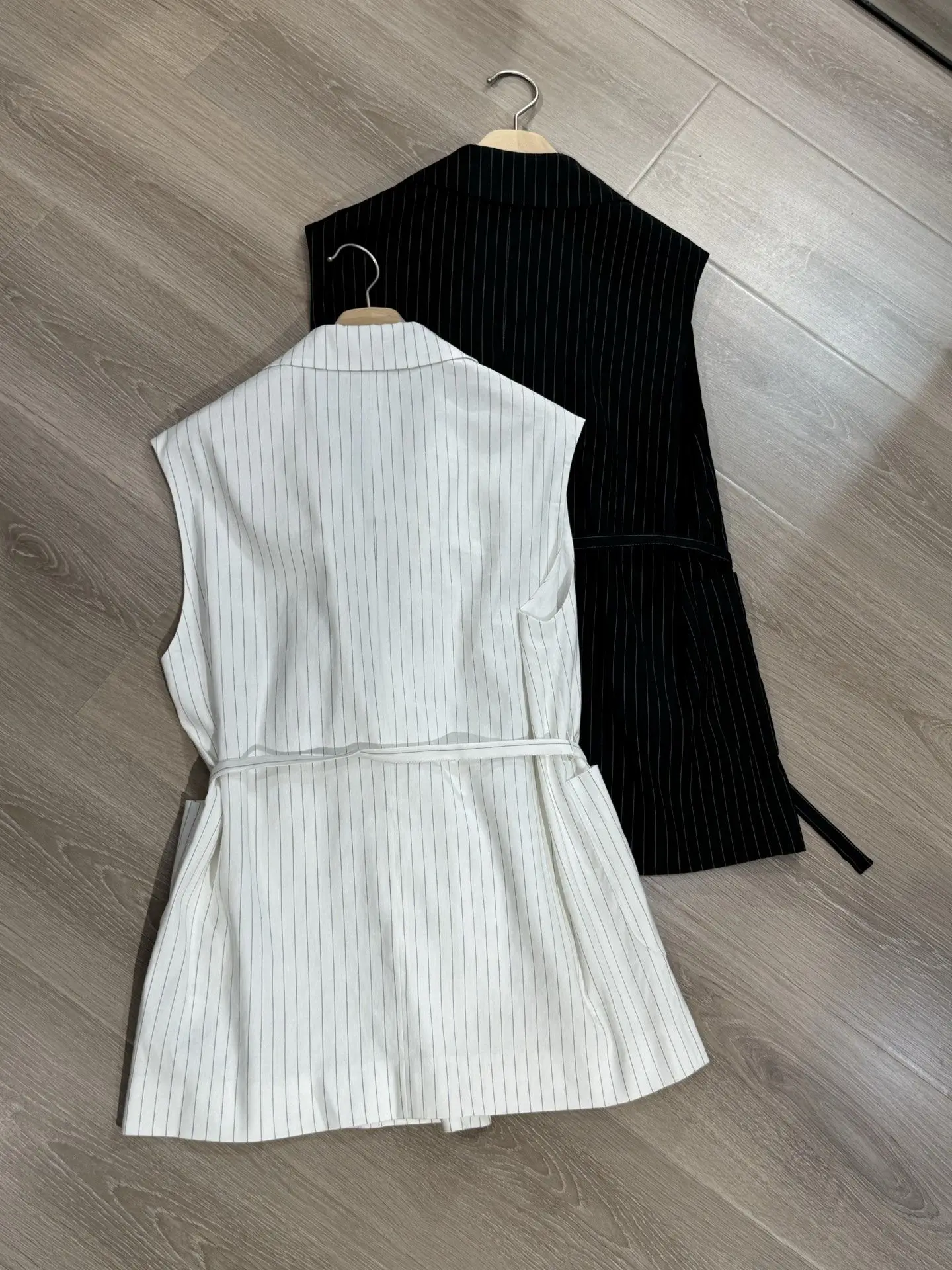 

Новый женский полосатый двубортный жилет-костюм на весну-лето 2026: модный универсальный топ без рукавов