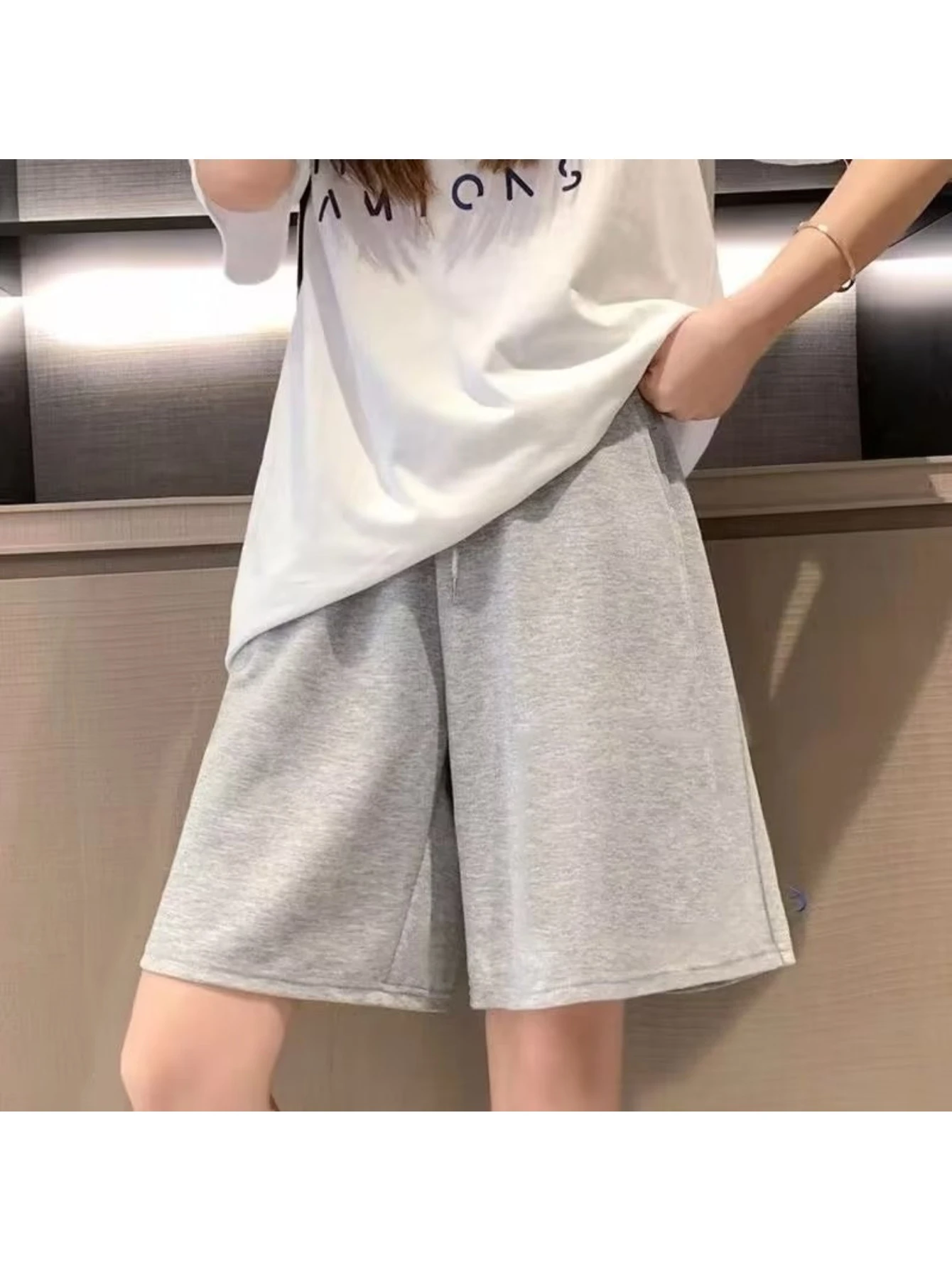 

Women's Relaxed-Fit Wide Shorts - Solid Color Elastic Waist Half-Pants Suitable for Walking &, Machine Washable Wide Silhouette